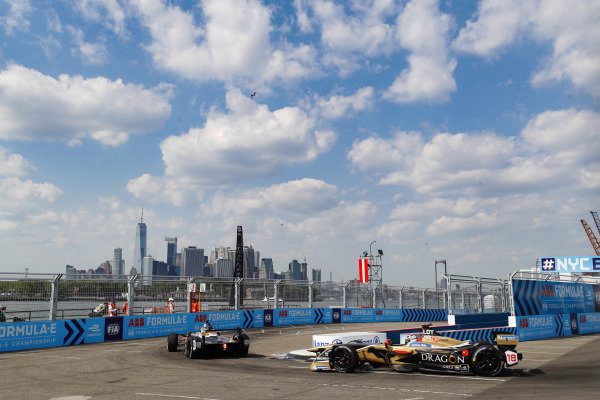 Jean-Eric Vergne (FRA), TECHEETAH, Renault Z.E. 17, leads Andre Lotterer (BEL), TECHEETAH, Renault Z.E. 17. Jean-Eric Vergne (FRA), TECHEETAH, Renault Z.E. 17, leads Andre Lotterer (BEL), TECHEETAH, Renault Z.E. 17.