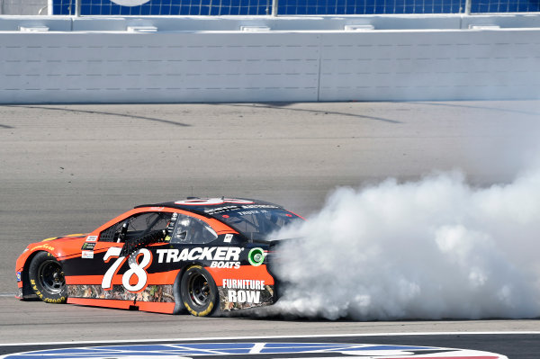 2017 Monster Energy NASCAR Cup Series - Kobalt 400
Las Vegas Motor Speedway - Las Vegas, NV USA
Sunday 12 March 2017
Martin Truex Jr, Bass Pro Shops/TRACKER BOATS Toyota Camry celebrates his win with a burnout
World Copyright: Nigel Kinrade/LAT Images
ref: Digital Image 17LAS1nk07762