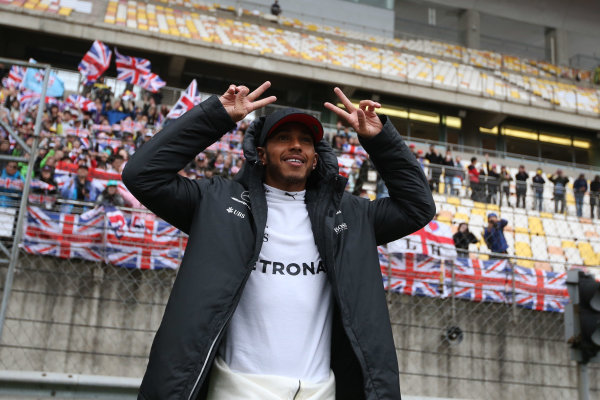 Shanghai International Circuit, Shanghai, China. Sunday 09 April 2017.
Lewis Hamilton, Mercedes AMG, celebrates victory in front of a grandstand adorned by British flags.
World Copyright: Charles Coates/LAT Images
ref: Digital Image AN7T0909 Shanghai International Circuit, Shanghai, China. Sunday 09 April 2017.
Lewis Hamilton, Mercedes AMG, celebrates victory in front of a grandstand adorned by British flags.
World Copyright: Charles Coates/LAT Images
ref: Digital Image AN7T0909