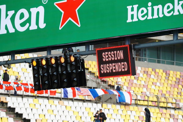 Shanghai International Circuit, Shanghai, China. 
Friday 07 April 2017.
A board signals that the FP1 session is suspended; owing to the medical helicopter being unable to land in the designated hospital in Shanghai.
World Copyright: Steven Tee/LAT Images
ref: Digital Image _R3I1748