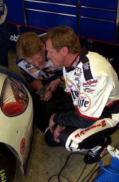 Driver Rusty Wallace (R) works with a crew member on the front ride-height of his car.
NASCAR Pontiac Excitement 400 at Richmond International Raceway Richmond, Virginia, USA 6 May,2000
-F
Peirce Williams 2000 LAT PHOTOGRAPHIC