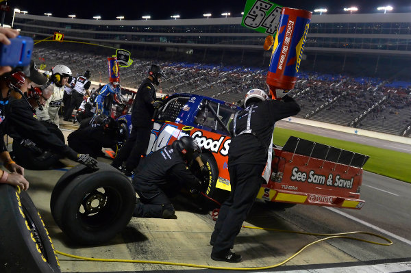 October 31-November 01, 2013, Fort Worth, Texas USA
Darrell Wallace Jr pitstop
© 2013, Brian Czobat
LAT Photo USA
October 31-November 01, 2013, Fort Worth, Texas USA
Darrell Wallace Jr pitstop
© 2013, Brian Czobat
LAT Photo USA