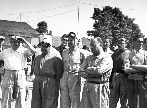 1949 British Grand Prix.
Silverstone, Great Britain. 14 May 1949.
Drivers briefing (left-to-right): Philippe Etancelin, Yves Giraud-Cabantous, Lord Selsdon (behind in dark glasses), Emmanuel de Graffenried (1st position), Fred Ashmore, Philip Fotheringham-Parker (behind), John Bolster, and Peter Walker.
World Copyright: LAT Photographic 1949 British Grand Prix.
Silverstone, Great Britain. 14 May 1949.
Drivers briefing (left-to-right): Philippe Etancelin, Yves Giraud-Cabantous, Lord Selsdon (behind in dark glasses), Emmanuel de Graffenried (1st position), Fred Ashmore, Philip Fotheringham-Parker (behind), John Bolster, and Peter Walker.
World Copyright: LAT Photographic