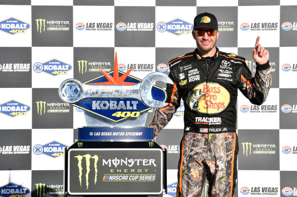 2017 Monster Energy NASCAR Cup Series - Kobalt 400
Las Vegas Motor Speedway - Las Vegas, NV USA
Sunday 12 March 2017
Martin Truex Jr, Bass Pro Shops/TRACKER BOATS Toyota Camry celebrates his win in Victory Lane
World Copyright: Nigel Kinrade/LAT Images
ref: Digital Image 17LAS1nk07818