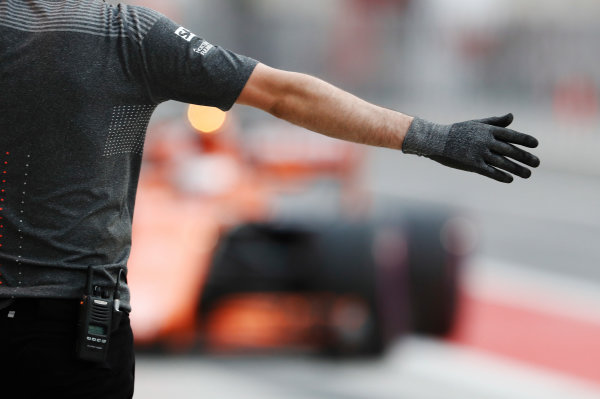 Bahrain International Circuit, Sakhir, Bahrain.
Wednesday 19 April 2017.
A McLaren team member directs Stoffel Vandoorne, McLaren MCL32 Honda, into the pit lane.
World Copyright: Glenn Dunbar/LAT Images
ref: Digital Image _X4I4810 Bahrain International Circuit, Sakhir, Bahrain.
Wednesday 19 April 2017.
A McLaren team member directs Stoffel Vandoorne, McLaren MCL32 Honda, into the pit lane.
World Copyright: Glenn Dunbar/LAT Images
ref: Digital Image _X4I4810