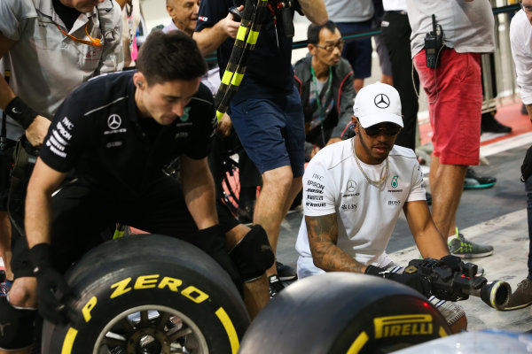 Yas Marina Circuit, Abu Dhabi, United Arab Emirates.
Thursday 23 November 2017.
Lewis Hamilton, Mercedes AMG, joins in with the practice pitstops.
World Copyright: Charles Coates/LAT Images
ref: Digital Image AN7T0436 Yas Marina Circuit, Abu Dhabi, United Arab Emirates.
Thursday 23 November 2017.
Lewis Hamilton, Mercedes AMG, joins in with the practice pitstops.
World Copyright: Charles Coates/LAT Images
ref: Digital Image AN7T0436