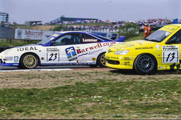 Mark Lemmer, Barwell Motorsport, Honda Integra Type-R, leads as Alan Morrison, VIP Touring Car Club, Peugeot 306 GTi, runs wide.