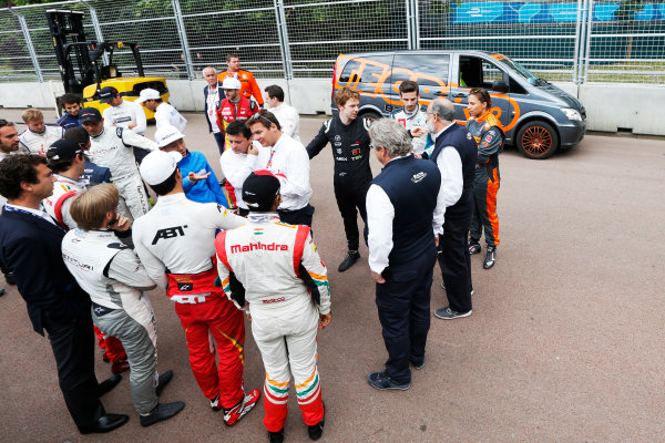 2014/2015 FIA Formula E Championship.
London e-Prix, Battersea Park, London, UK.
Saturday 27 June 2015.
The drivers at the first corner as a new chicane is put in.
World Copyright: Zak Mauger/LAT Photographic/Formula E.
ref: Digital Image _L0U7709
