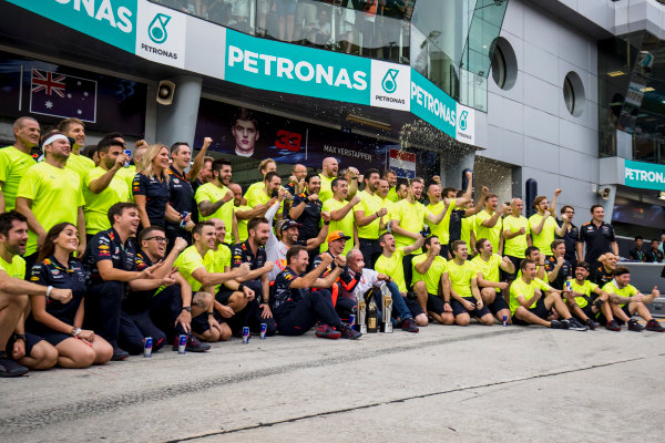 Sepang International Circuit, Sepang, Malaysia.
Sunday 1 October 2017.
Max Verstappen, Red Bull, 1st Position, Daniel Ricciardo, Red Bull Racing, 3rd Position, Christian Horner, Team Principal, Red Bull Racing, Helmut Markko, Consultant, Red Bull Racing, and the Red Bull team celebrate.
World Copyright: Zak Mauger/LAT Images 
ref: Digital Image _56I3682