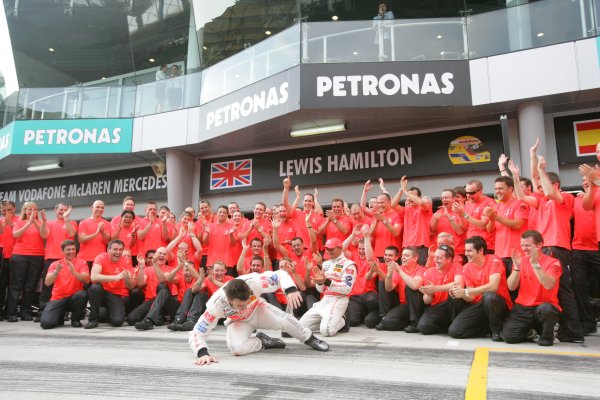 2007 Malaysian Grand Prix - Sunday Race
Sepang, Kuala Lumpur. Malaysia.
8th April 2007.
Fernando Alonso, McLaren MP4-22 Mercedes, 1st position, and Lewis Hamilton, McLaren MP4-22 Mercedes, 2nd position, celebrate the McLaren one-two with their team. Portrait.
World Copyright: Andrew Ferraro/LAT Photographic.
ref: Digital Image ZP9O2761