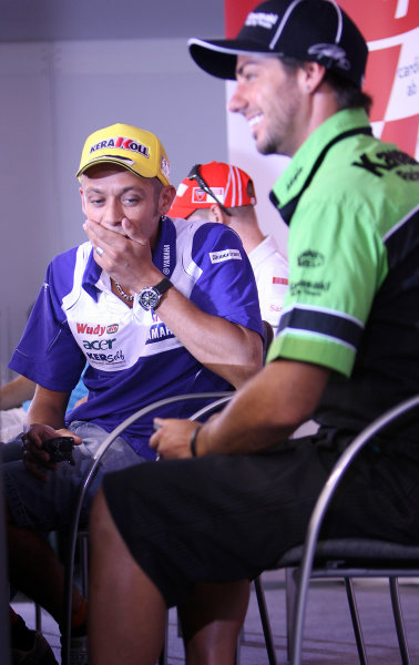 2008 MotoGP Championship - Czech Republic
Brno, Czech Republic. 14th - 17th August 2008.
John Hopkins Kawasaki Racing Team explains his crash at Assen to Valentino Rossi and his 3 race absence.
World Copyright: Martin Heath / LAT Photographic
ref: Digital Image BPI_Moto
5jte