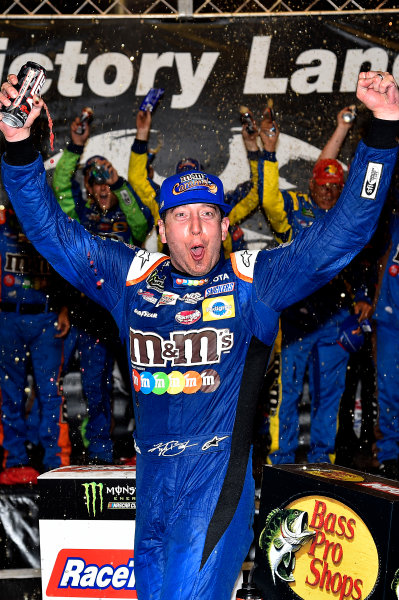 Monster Energy NASCAR Cup Series
Bass Pro Shops NRA Night Race
Bristol Motor Speedway, Bristol, TN USA
Saturday 19 August 2017
Kyle Busch, Joe Gibbs Racing, M&M's Caramel Toyota Camry wins
World Copyright: Rusty Jarrett
LAT Images Monster Energy NASCAR Cup Series
Bass Pro Shops NRA Night Race
Bristol Motor Speedway, Bristol, TN USA
Saturday 19 August 2017
Kyle Busch, Joe Gibbs Racing, M&M's Caramel Toyota Camry wins
World Copyright: Rusty Jarrett
LAT Images