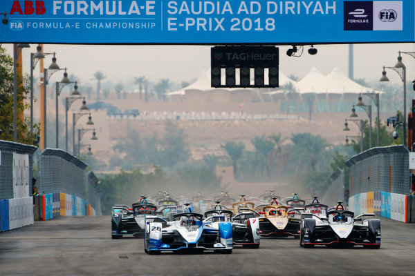 RIYADH STREET CIRCUIT, SAUDI ARABIA - DECEMBER 15: Antonio Felix da Costa (PRT), BMW I Andretti Motorsports, BMW iFE.18 leads SÈbastien Buemi (CHE), Nissan e.Dam, Nissan IMO1 and Jose Maria Lopez (ARG), GEOX Dragon Racing, Penske EV-3 at the start during the Ad Diriyah E-prix at Riyadh Street Circuit on December 15, 2018 in Riyadh Street Circuit, Saudi Arabia. (Photo by Joe Portlock / LAT Images)