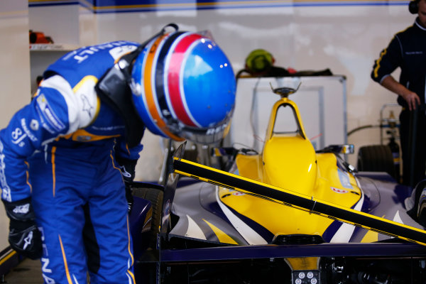 FIA Formula E Championship 2015/16.
Beijing ePrix, Beijing, China.
Nicolas Prost (FRA), Renault e.Dams Z.E.15, returns to the pit lane with a collapsed rear wing
Race
Beijing, China, Asia.
Saturday 24 October 2015
Photo: Sam Bloxham / LAT / FE
ref: Digital Image _SBL7810