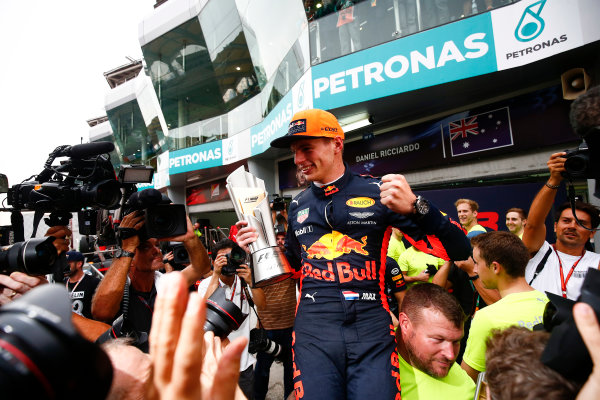 Sepang International Circuit, Sepang, Malaysia.
Sunday 1 October 2017.
Max Verstappen, Red Bull, 1st Position, celebrates with his team and his trophy.
World Copyright: Andrew Hone/LAT Images
ref: Digital Image _ONY5600 Sepang International Circuit, Sepang, Malaysia.
Sunday 1 October 2017.
Max Verstappen, Red Bull, 1st Position, celebrates with his team and his trophy.
World Copyright: Andrew Hone/LAT Images
ref: Digital Image _ONY5600