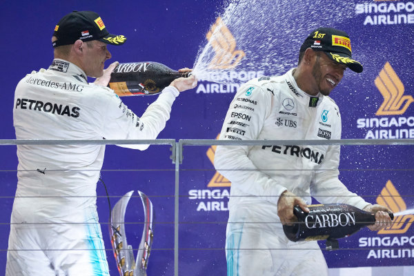 Marina Bay Circuit, Marina Bay, Singapore.
Sunday 17 September 2017.
Valtteri Bottas, Mercedes AMG, 3rd Position, sprays Lewis Hamilton, Mercedes AMG, 1st Position, with Champagne on the podium.
World Copyright: Steve Etherington/LAT Images 
ref: Digital Image SNE17321